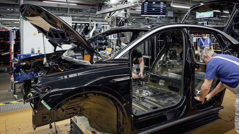 Guerra in Ucraina, per l'auto una crisi peggiore della pandemia