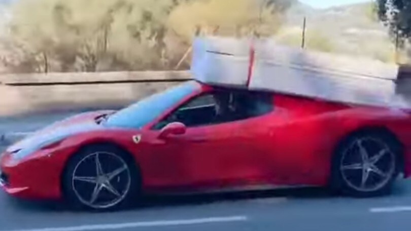 Ferrari 458 Italia, dalle corse ai traslochi: eccola con un letto sul tetto