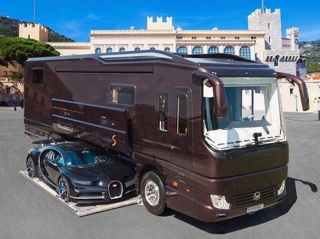 Il camper extra lusso con garage incorporato per la Bugatti Chiron