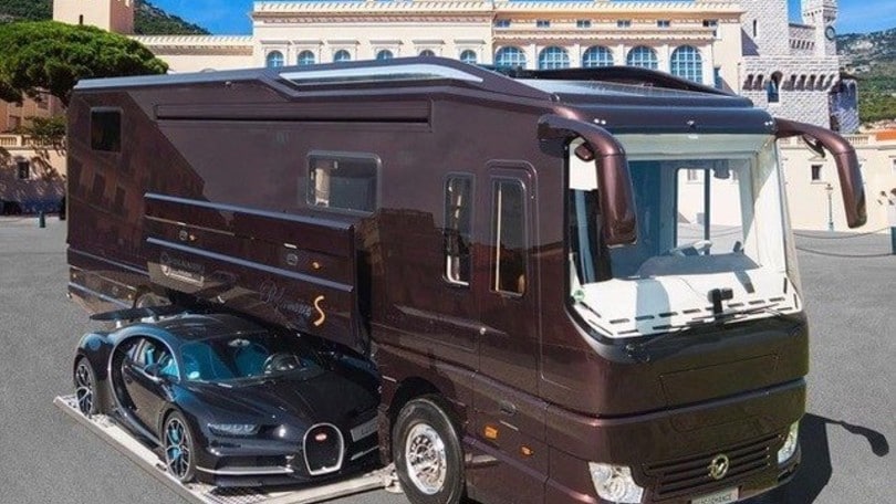 Il camper extra lusso con garage incorporato per la Bugatti Chiron