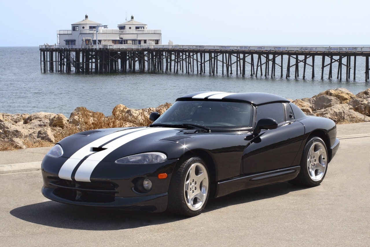 Pamela Anderson vende la sua Dodge Viper per aiutare i serpenti