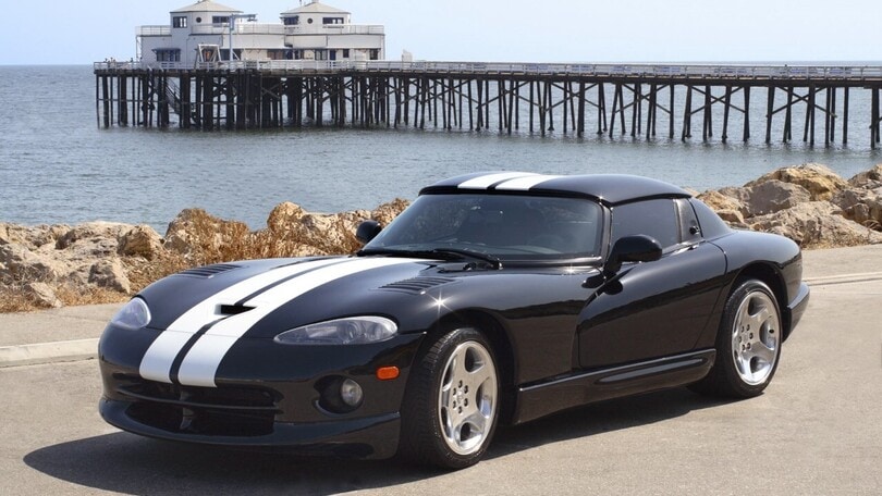 Pamela Anderson vende la sua Dodge Viper per aiutare i serpenti