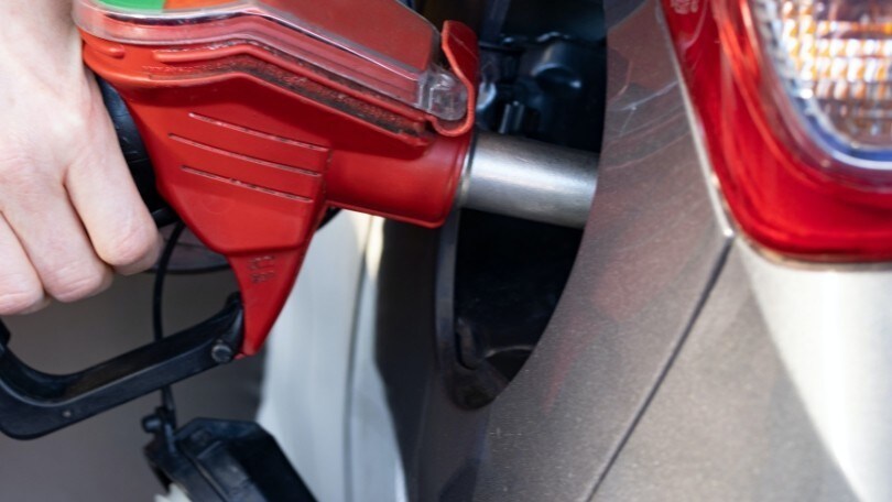 Caro benzina: Eni taglia i prezzi di 5 cent, ma il servito tocca i 2,4 euro/l