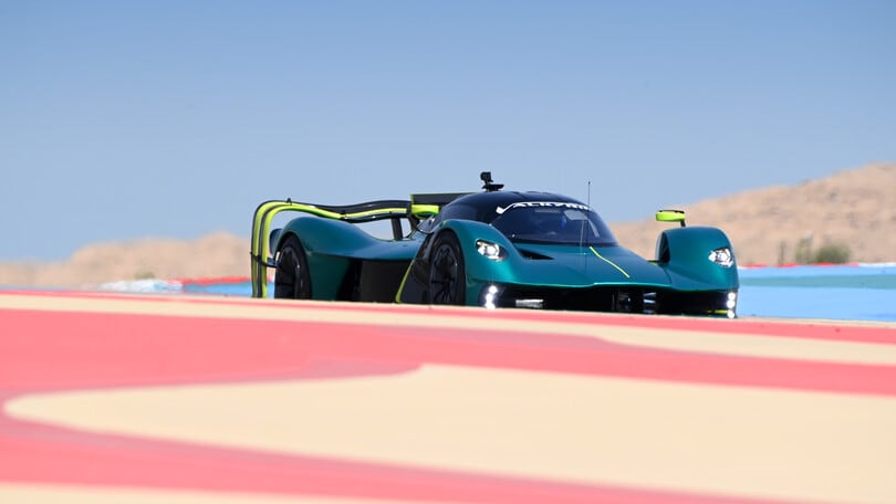 Aston Martin Valkyrie AMR Pro sfreccia al Gran Premio del Bahrain