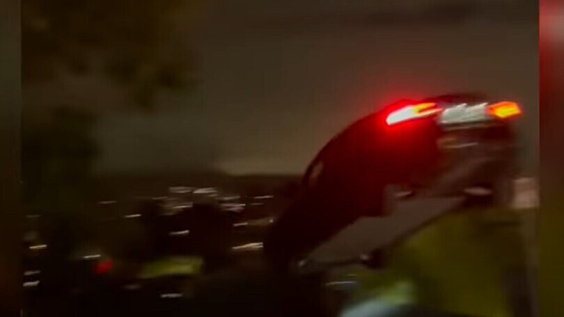 C'è una Tesla “volante” a Los Angeles: la polizia offre 1000 dollari a chi la trova