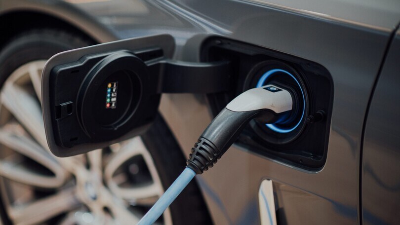 Auto elettriche molto ambite ma ancora troppo care per gli italiani