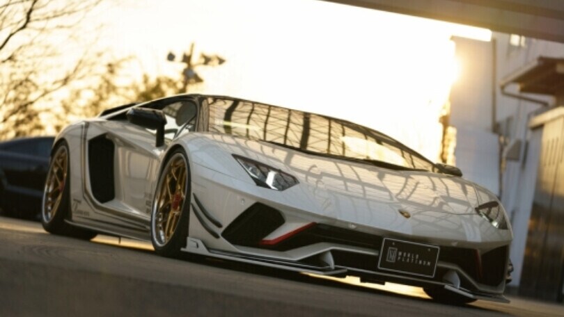 Si schianta sul guardrail e distrugge la Lamborghini: milionario illeso