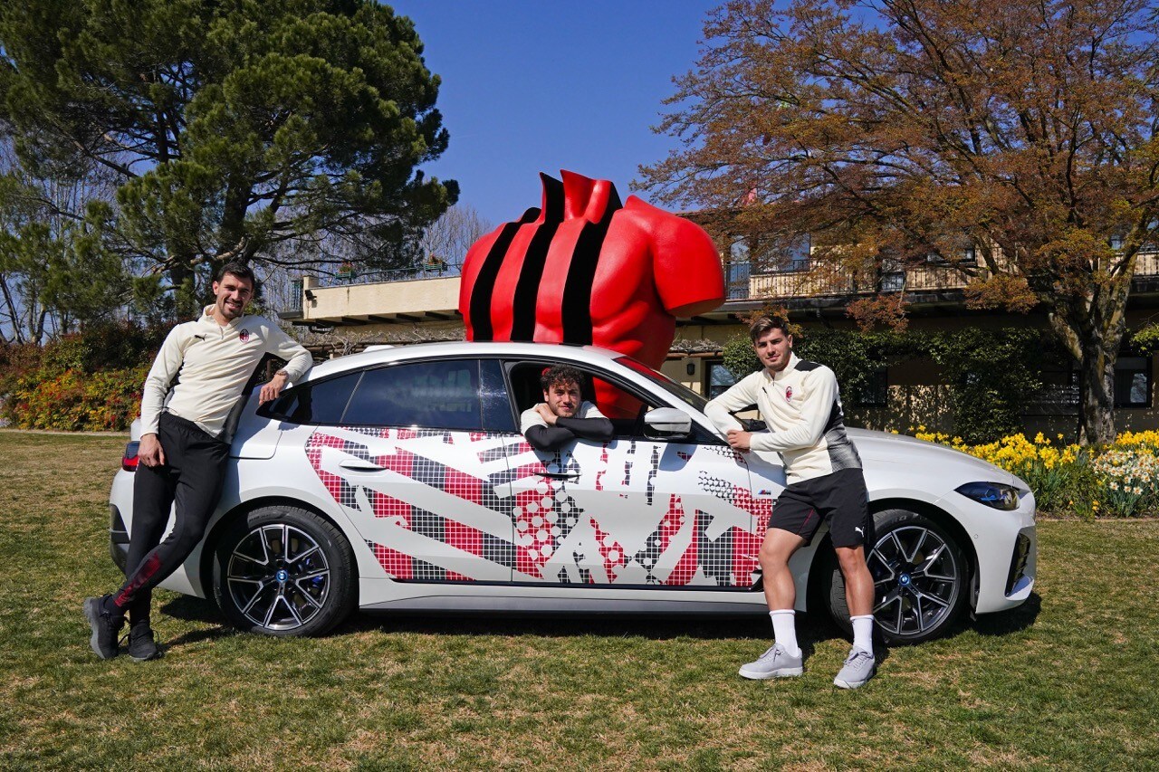 Una BMW i4 per il Milan, personalizzata come la quarta maglia