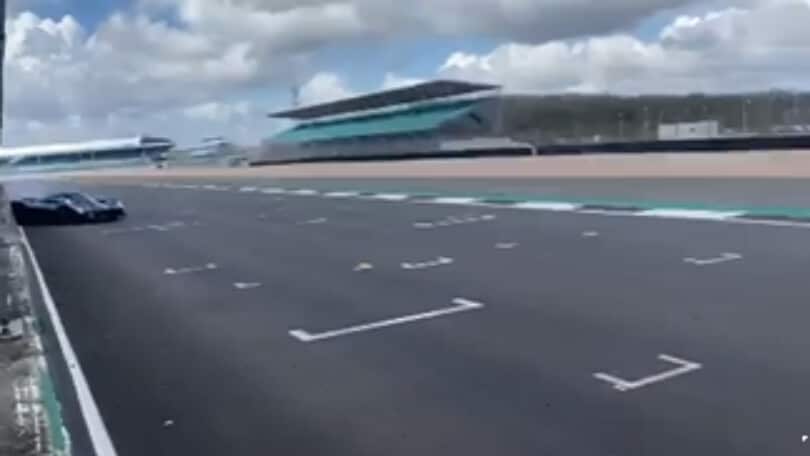 Aston Martin Valkyrie, il prototipo sbanda e sbatte sulle barriere!
