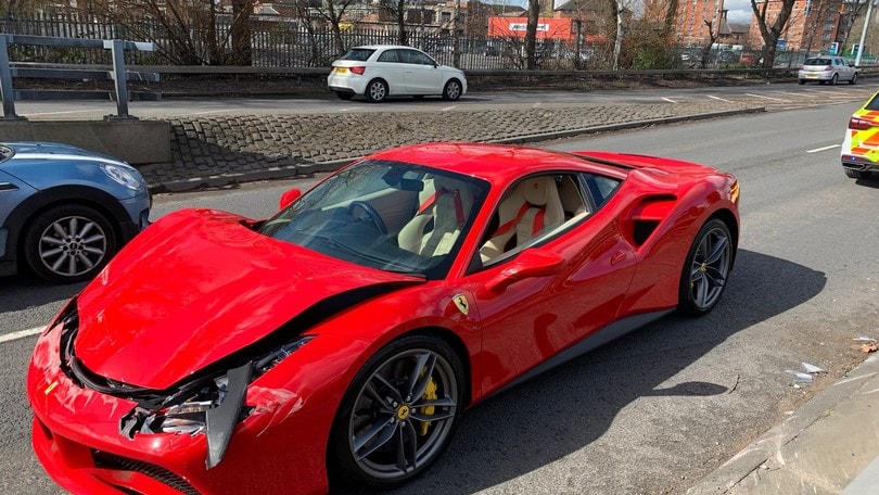 Ritira una nuovissima Ferrari 488 GTB e si schianta dopo appena tre chilometri