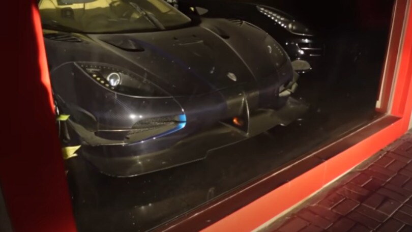 Koenigsegg One:1 abbandonata a Dubai in uno showroom
