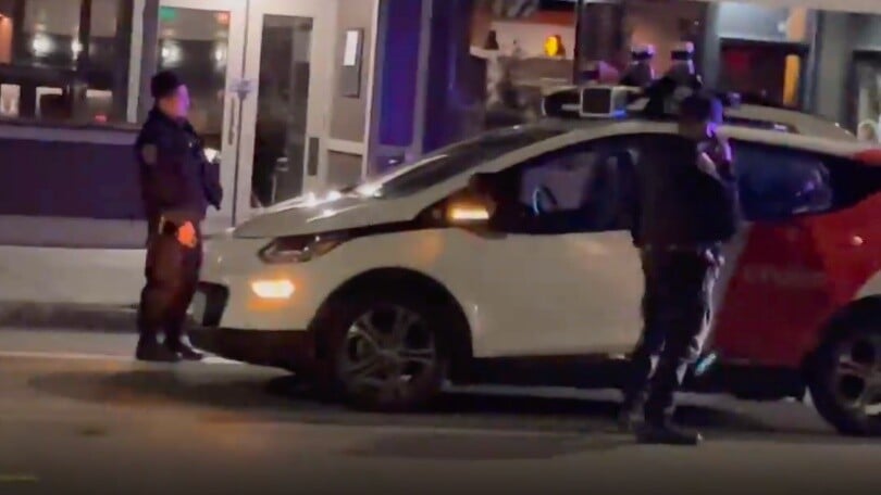 Taxi a guida autonoma fermato dalla polizia: come comportarsi?