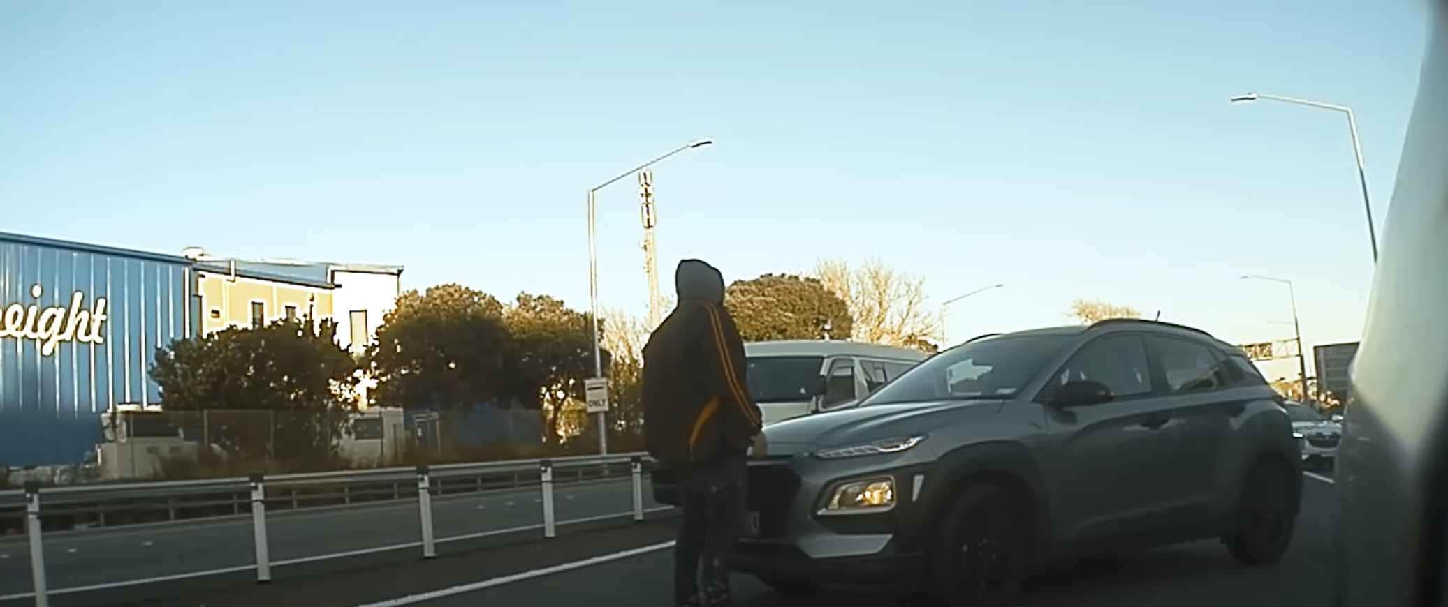 Le videocamere Tesla documentano il folle gesto di un guidatore