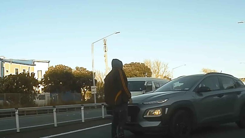 Le videocamere Tesla documentano il folle gesto di un guidatore