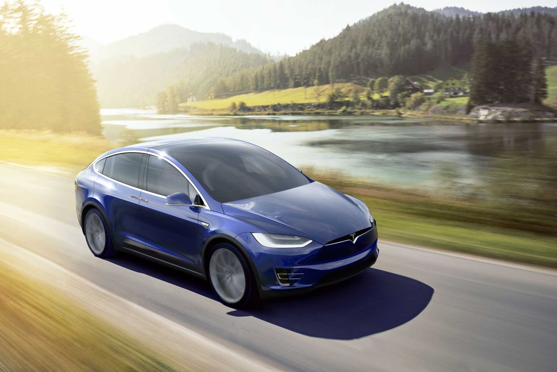 Tesla richiama 600mila auto in USA per problemi del Boombox