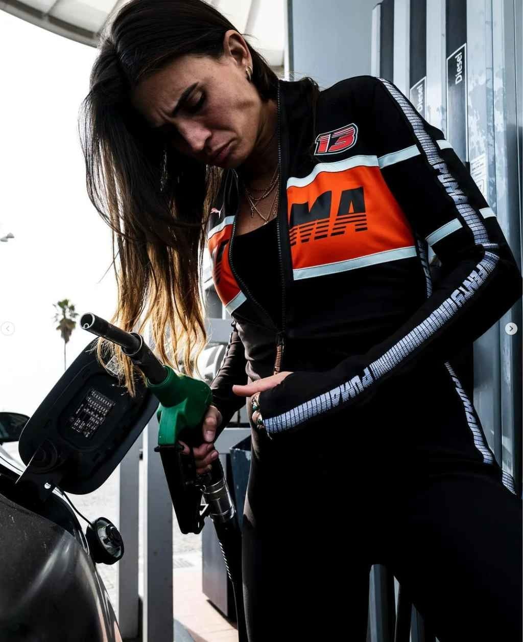 Carolina Marcialis sexy benzinaia con la sua Mercedes