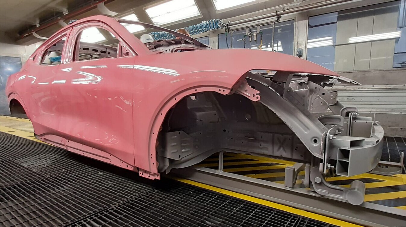 Ford Mustang Mach-E, spunta un esemplare rosa realizzato per sbaglio