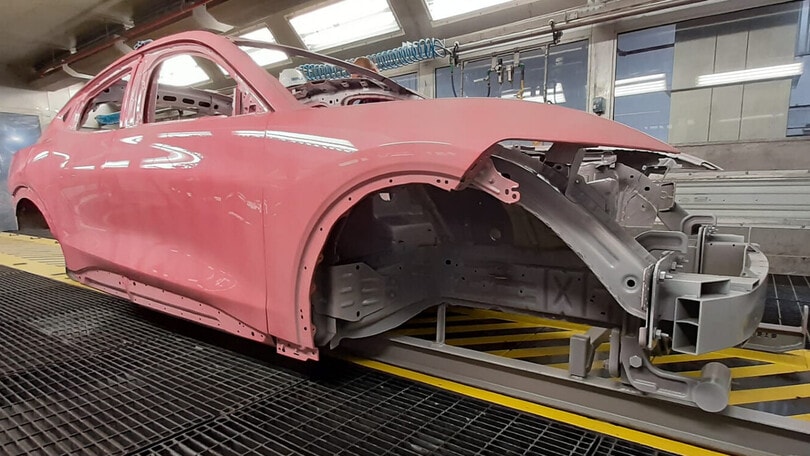 Ford Mustang Mach-E, spunta un esemplare rosa realizzato per sbaglio