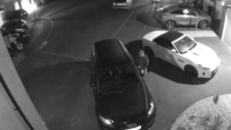 Scassina l'auto per rubarla ma si addormenta dentro: lo sveglia la polizia!