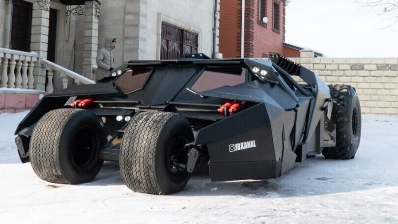 La Tumbler di Batman esiste e si trova in Kazakistan: ecco quanto costa averla