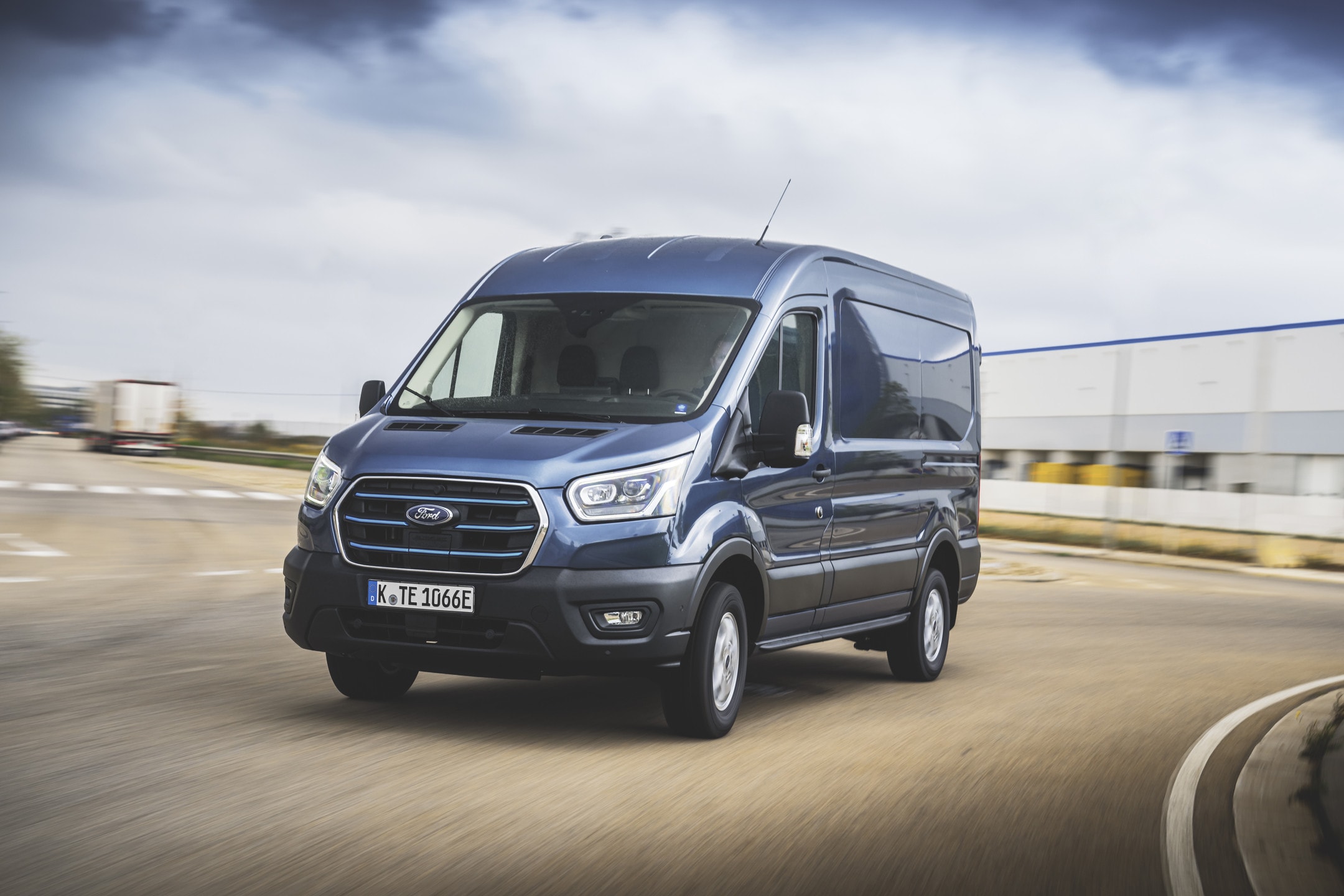 Ford E-Transit primo test in compagnia del definitivo programma “Ford Pro”