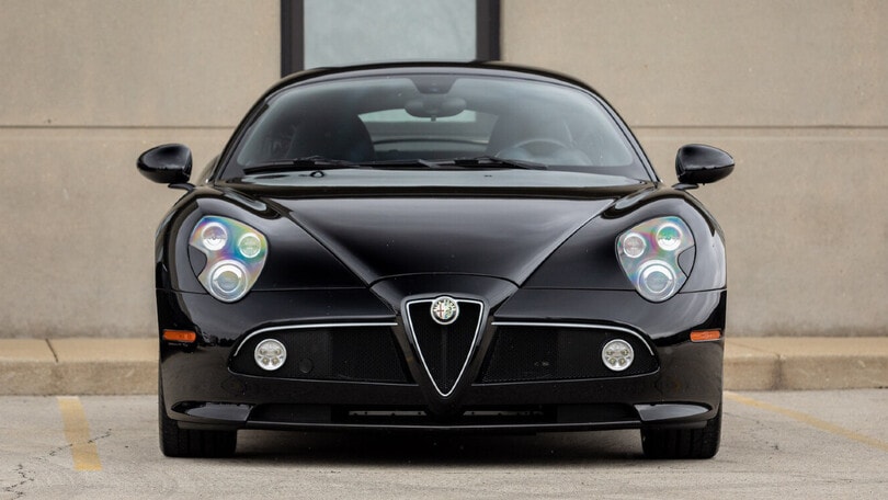 Alfa Romeo 8C Competizione, esemplare nero all'asta