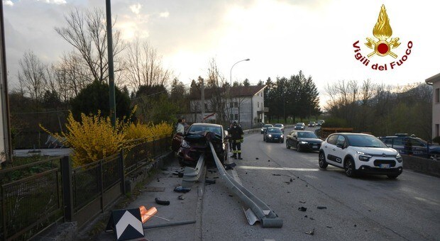 Guard rail trafigge un’auto: dramma a Belluno
