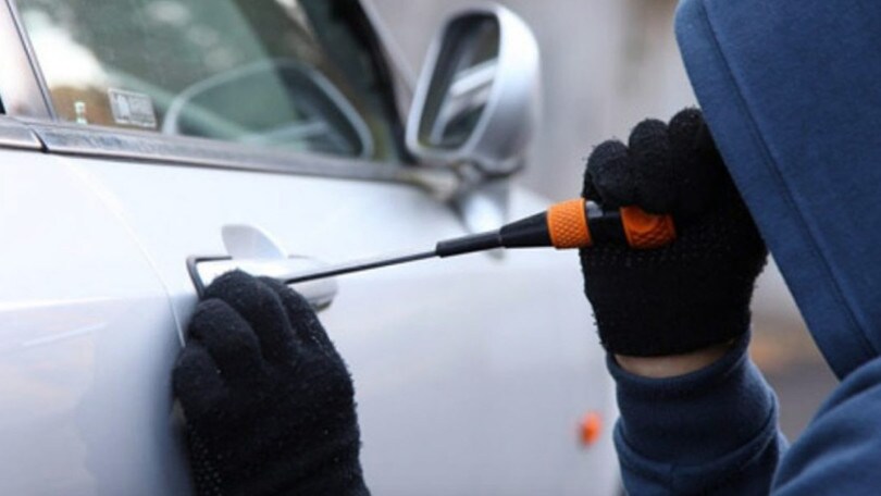 Rubano un’auto senza saper guidare: il furto finisce malissimo