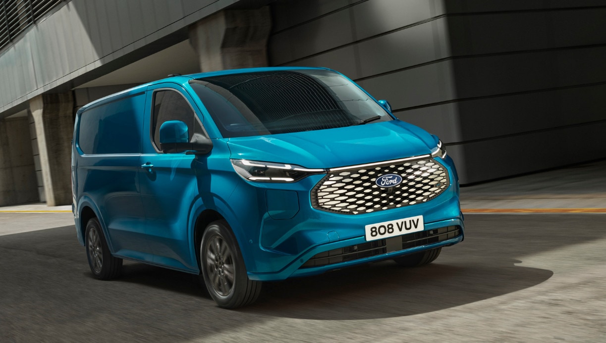 Ford E-Transit Custom, il van elettrico con Ford Pro e 380 km di autonomia