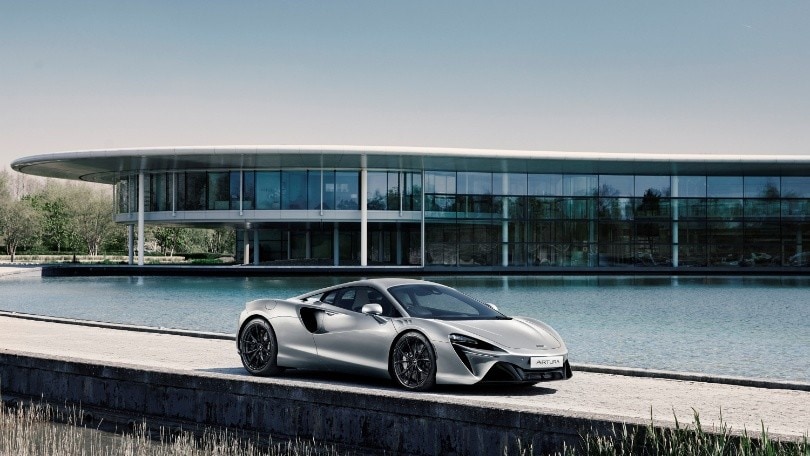 McLaren, due regali esclusivi per la regina Elisabetta
