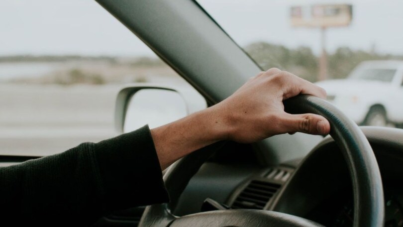 Sorpassa la polizia che lo rincorreva in autostrada: alla guida c'è un 14enne!