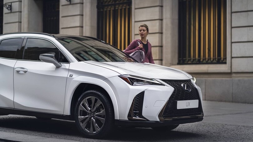 Lexus UX Hybrid, si aggiorna il crossover elettrificato