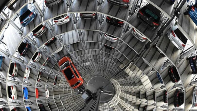 Mobilità elettrica e paradossi: il realismo del denaro