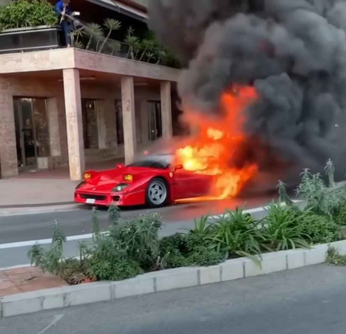 Ferrari a fuoco: cerca di spegnerla con la canna dell’acqua