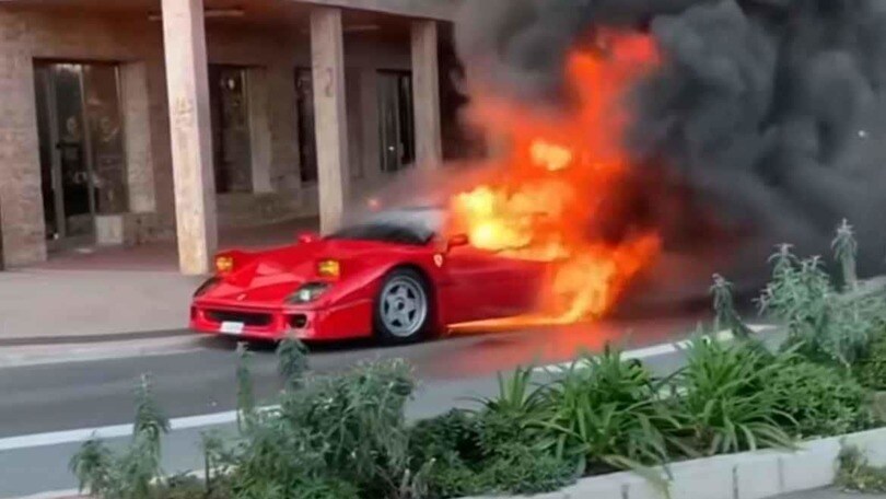 Ferrari a fuoco: cerca di spegnerla con la canna dell’acqua