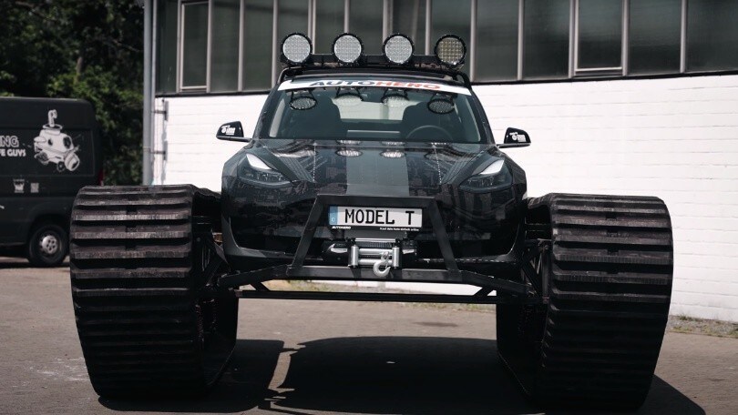 Quando una Tesla Model 3 diventa un carro armato