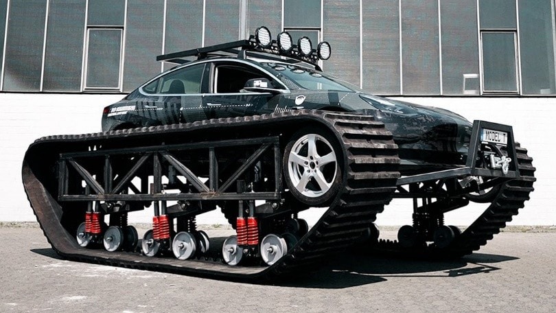 Trasforma la Tesla in un carro armato da 6 tonnellate: che metamorfosi!