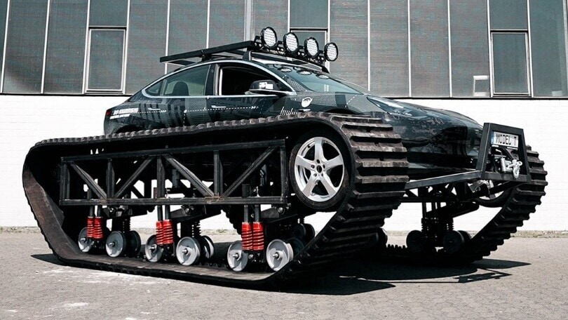 Trasforma la Tesla in un carro armato da 6 tonnellate: che metamorfosi!