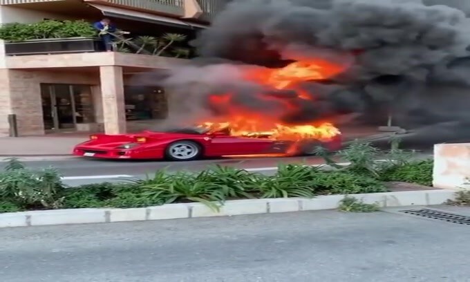Ferrari F40 va a fuoco in strada a Montecarlo
