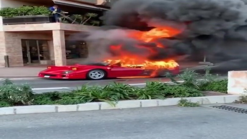 Ferrari F40 va a fuoco in strada a Montecarlo