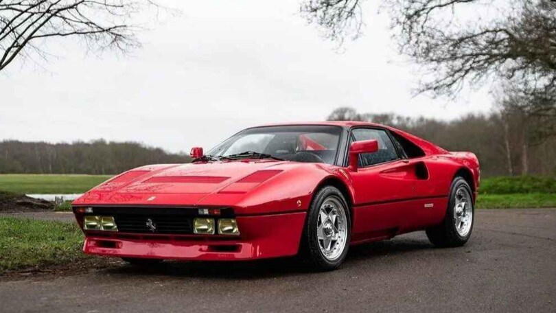 Chiede di provare la Ferrari da 2 milioni ma scappa via