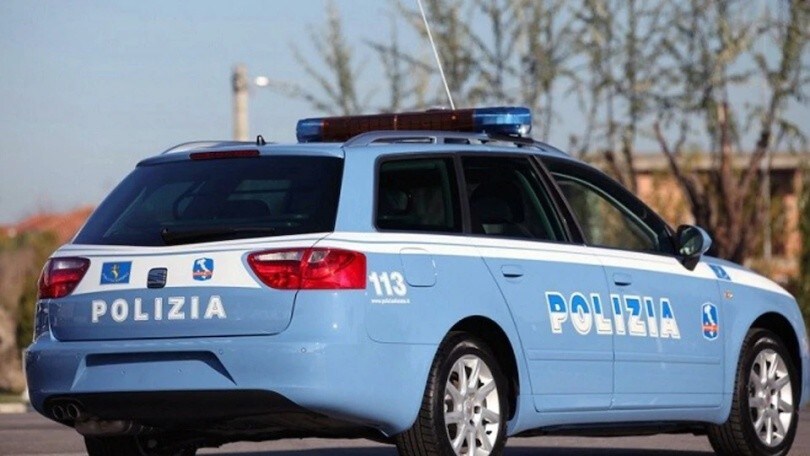 Finge di dormire in un auto con finestrino rotto: ladro in manette