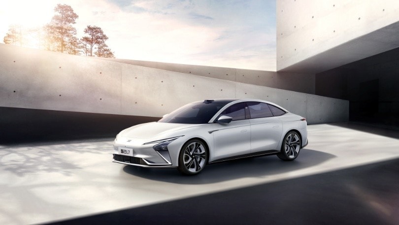 Auto elettrica in drift per 43 km di fila: il record mondiale è di una cinese