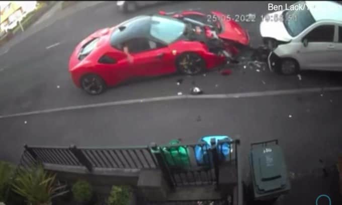 Distrugge una Ferrari SF90 sulle auto parcheggiate e fugge