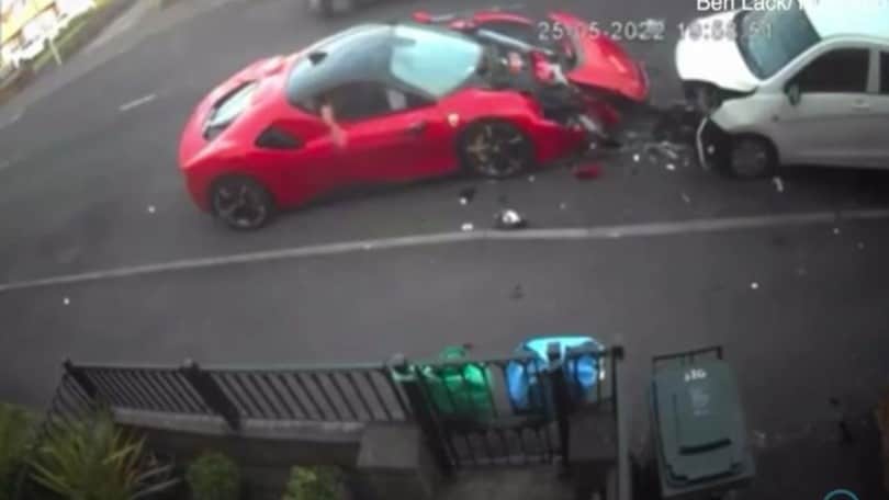 Distrugge una Ferrari SF90 sulle auto parcheggiate e fugge