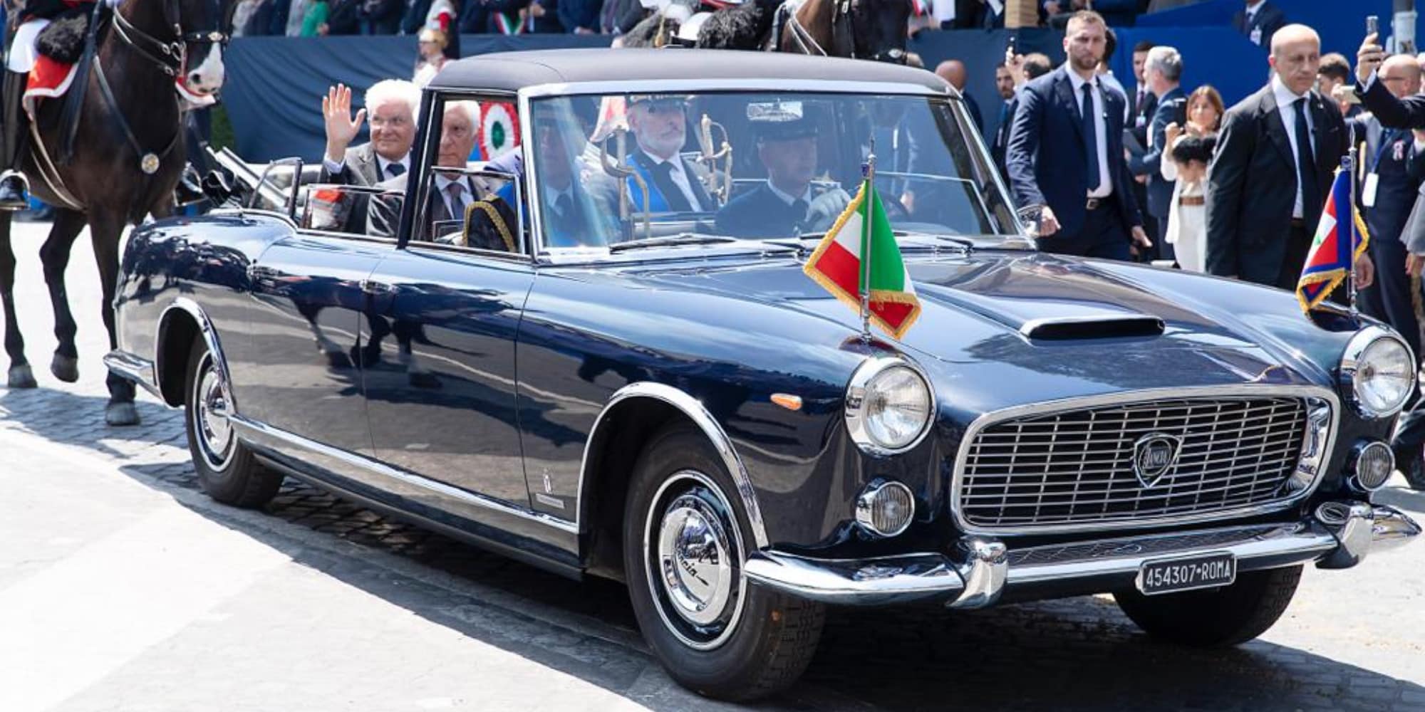 Lancia Flaminia Presidenziale accompagna Mattarella alla parata