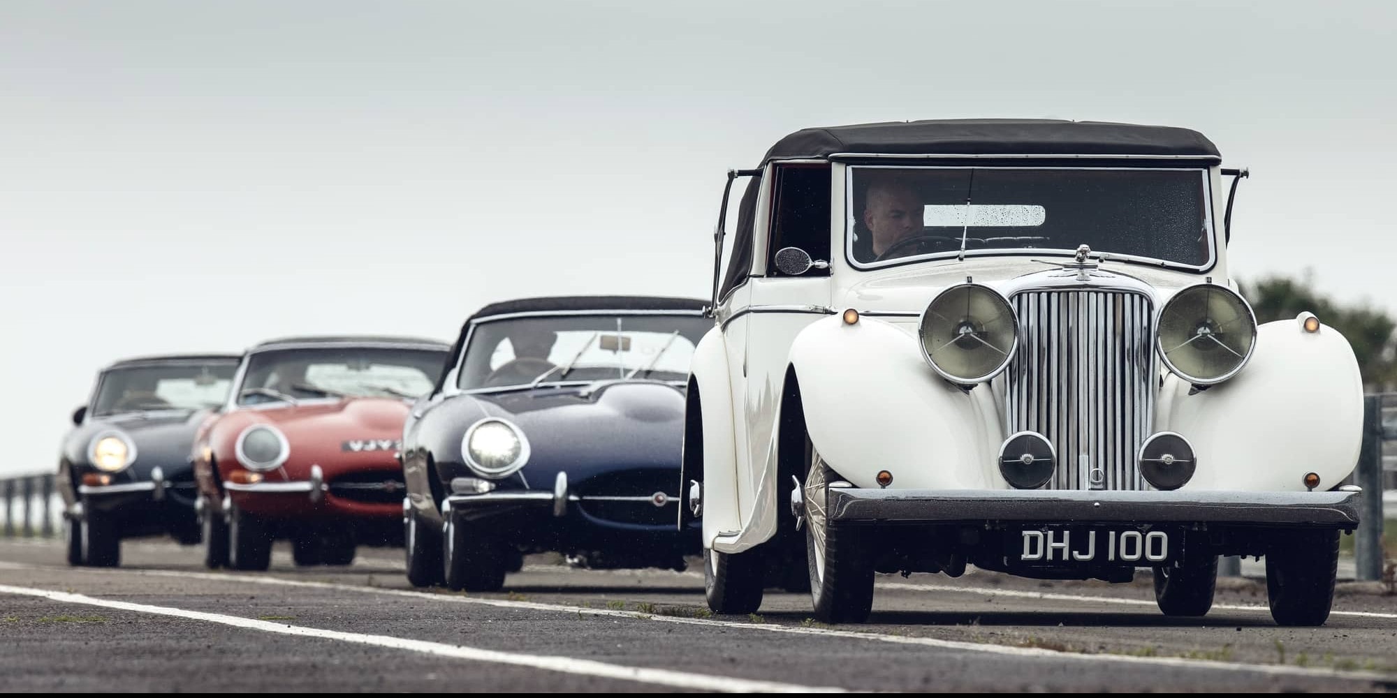 Jaguar Land Rover ha celebrato il Giubileo di Platino della Regina Elisabetta una parata di veicoli