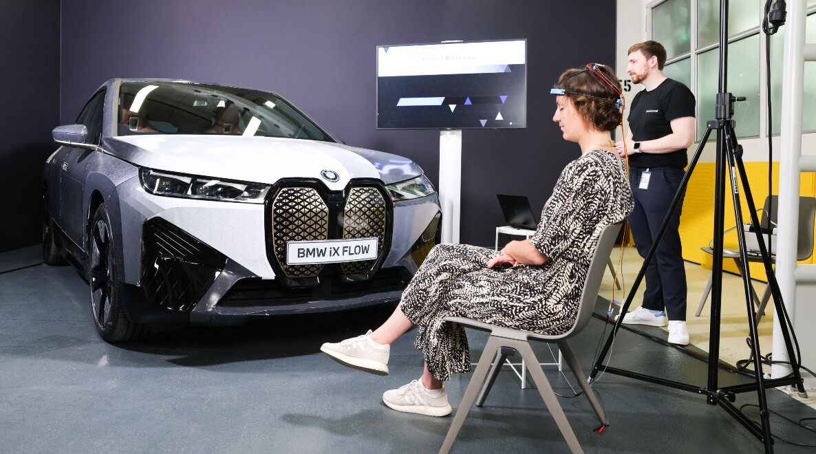 BMW iX Flow, l'auto che cambia colore con la forza del cervello