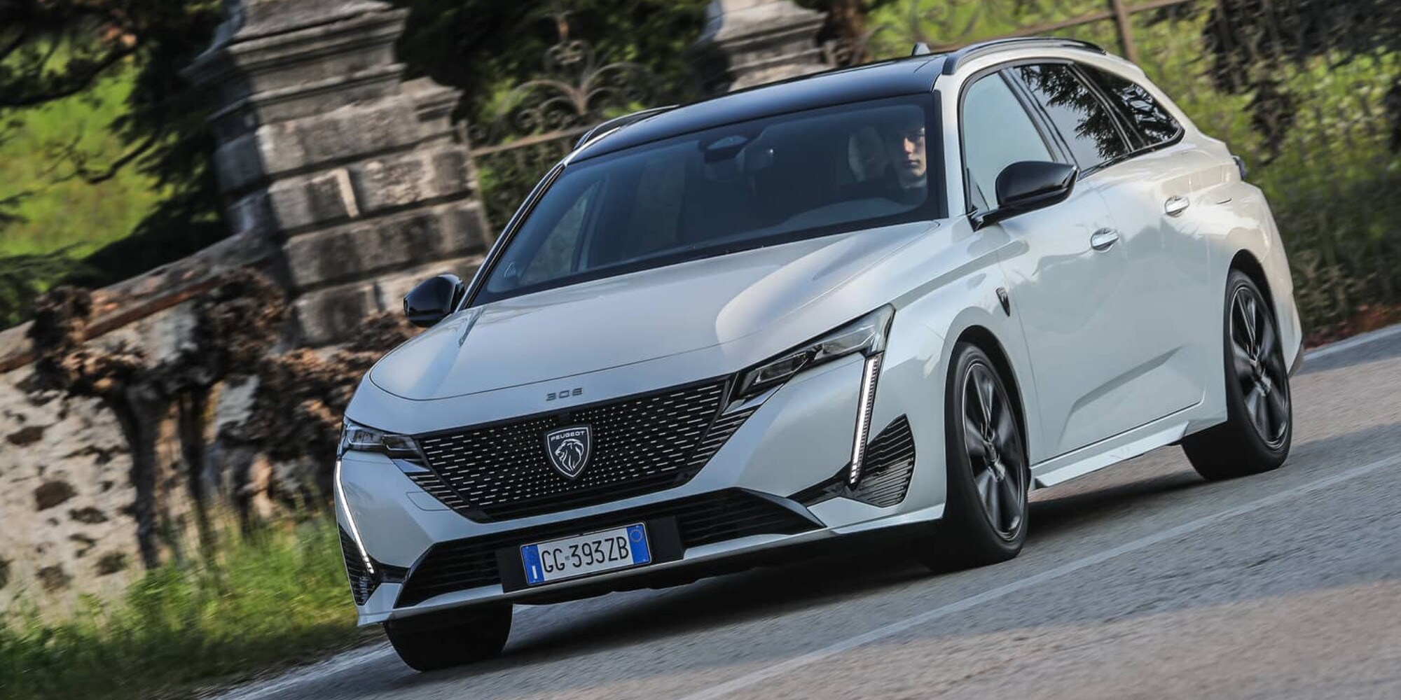 Peugeot 308 SW, in concessionaria di sera con Unique Nights
