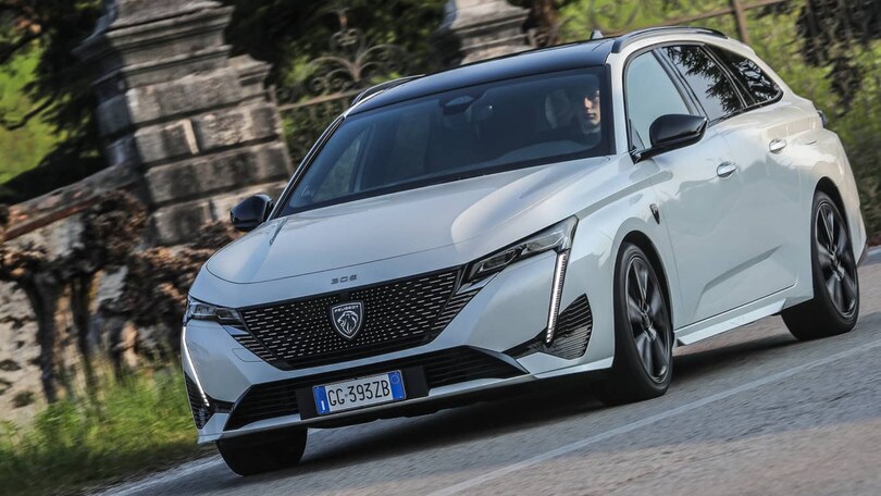 Peugeot 308 SW, in concessionaria di sera con Unique Nights